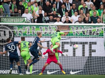 Wolfsburgs Felix Nmecha köpft das Tor zum 1:0 gegen den VfL Bochum. Wolfsburgs Felix Nmecha köpft das Tor zum 1:0 gegen den VfL Bochum.
