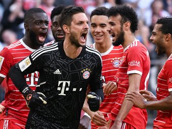Bayern-Torwart Sven Ulreich (M) jubelt nach einem gehaltenen Strafstoß. Bayern-Torwart Sven Ulreich (M) jubelt nach einem gehaltenen Strafstoß.