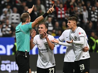 Schiedsrichter Sascha Stegemann diskutiert mit den Frankfurter Spielern. Schiedsrichter Sascha Stegemann diskutiert mit den Frankfurter Spielern.