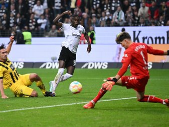 Dortmunds Torwart Gregor Kobel (r) im Spiel gegen Eintracht Frankfurt im Einsatz. Dortmunds Torwart Gregor Kobel (r) im Spiel gegen Eintracht Frankfurt im Einsatz.