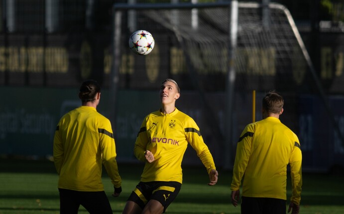 Nico Schlotterbeck (M) beim Training in Dortmund. Der Nationalspieler hat seine Probleme mit der WM in Katar geäußert.