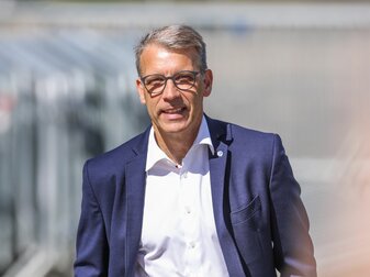 Glaubt eher an keine baldige Rückkehr von Rouven Schröder in die Bundesliga: Schalkes Vorstand Peter Knäbel. Glaubt eher an keine baldige Rückkehr von Rouven Schröder in die Bundesliga: Schalkes Vorstand Peter Knäbel.