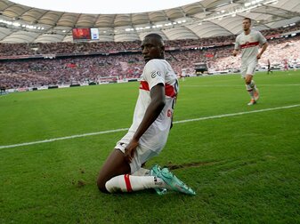VfB-Spieler Serhou Guirassy hat den Ausgleich gegen den FC Augsburg erzielt und jubelt. VfB-Spieler Serhou Guirassy hat den Ausgleich gegen den FC Augsburg erzielt und jubelt.