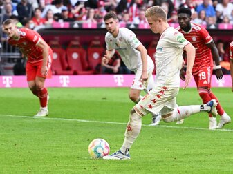 Der Mainzer Jonathan Burkardt läuft zum Strafstoß an. Der Mainzer Jonathan Burkardt läuft zum Strafstoß an.