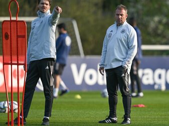 Bundestrainer Hansi Flick (r) und Assistenztrainer Danny Röhl leiten das Training. Bundestrainer Hansi Flick (r) und Assistenztrainer Danny Röhl leiten das Training.