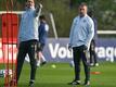 Bundestrainer Hansi Flick (r) und Assistenztrainer Danny Röhl leiten das Training.