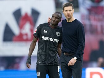 Leverkusens Moussa Diaby (l) und Bayer-Trainer Xabi Alonso stehen nach der Niederlage in Leipzig auf dem Rasen. Leverkusens Moussa Diaby (l) und Bayer-Trainer Xabi Alonso stehen nach der Niederlage in Leipzig auf dem Rasen.