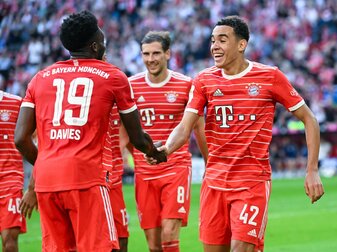 Bayerns Jamal Musiala (r) jubelt mit Alphonso Davies über sein Tor zum 2:0 gegen den FSV Mainz 05. Bayerns Jamal Musiala (r) jubelt mit Alphonso Davies über sein Tor zum 2:0 gegen den FSV Mainz 05.