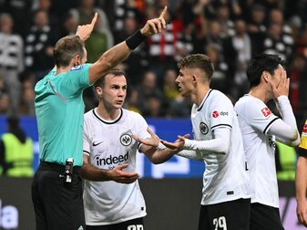 Frankfurts Daichi Kamada (r-l), Jesper Lindström und Mario Götze beschweren sich bei Schiedsrichter Sascha Stegemann. Frankfurts Daichi Kamada (r-l), Jesper Lindström und Mario Götze beschweren sich bei Schiedsrichter Sascha Stegemann.