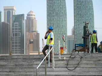 Internationale Kritik gibt es nicht nur an der Vergabe, sondern auch an schwierigen Arbeitsbedingungen von ausländischen Bauarbeitern in Katar. Internationale Kritik gibt es nicht nur an der Vergabe, sondern auch an schwierigen Arbeitsbedingungen von ausländischen Bauarbeitern in Katar.