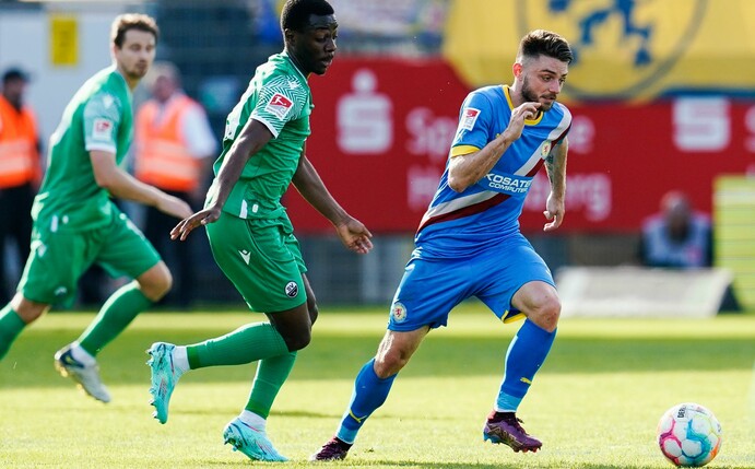 Sandhausens Merveille Papela (l) und Braunschweigs Maurice Multhaup kämpfen um den Ball.