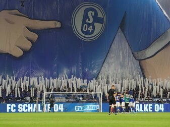 Nach Schalke-Choreo: Polizei kündigt Konsequenzen an Nach Schalke-Choreo: Polizei kündigt Konsequenzen an