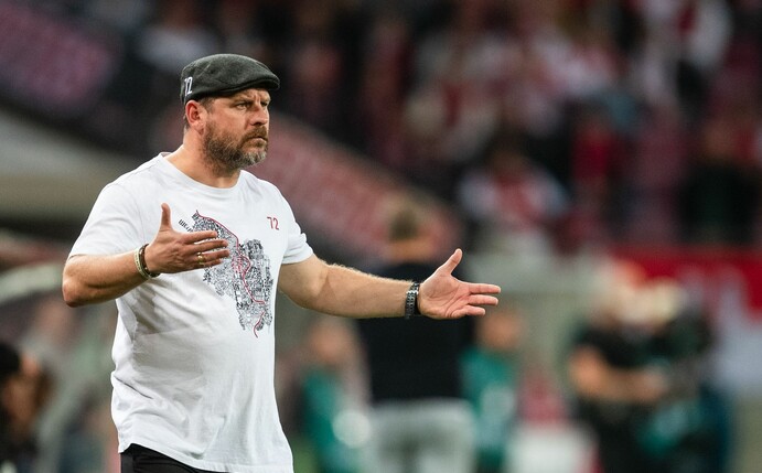 Kölns Trainer Steffen Baumgart reagiert an der Seitenlinie.