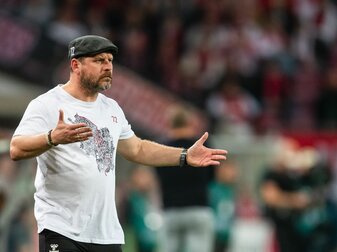 Kölns Trainer Steffen Baumgart reagiert an der Seitenlinie. Kölns Trainer Steffen Baumgart reagiert an der Seitenlinie.