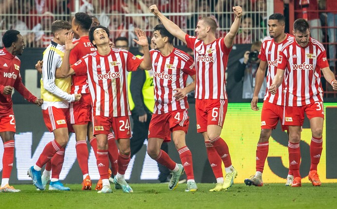 Spieler von Union Berlin jubeln nach dem Sieg.