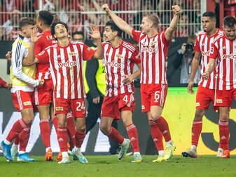 Spieler von Union Berlin jubeln nach dem Sieg. Spieler von Union Berlin jubeln nach dem Sieg.
