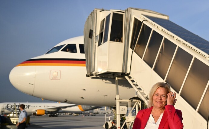 Nancy Faeser (SPD), Bundesministerin des Innern und Heimat, steht vor einer Maschine der Flugbereitschaft.