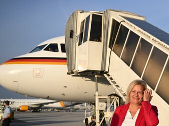 Nancy Faeser (SPD), Bundesministerin des Innern und Heimat, steht vor einer Maschine der Flugbereitschaft. Nancy Faeser (SPD), Bundesministerin des Innern und Heimat, steht vor einer Maschine der Flugbereitschaft.