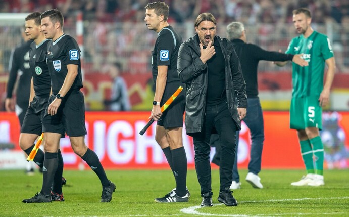 Mönchengladbachs Trainer Daniel Farke läuft enttäuscht über das Spielfeld.