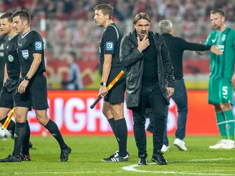 Mönchengladbachs Trainer Daniel Farke läuft enttäuscht über das Spielfeld. Mönchengladbachs Trainer Daniel Farke läuft enttäuscht über das Spielfeld.