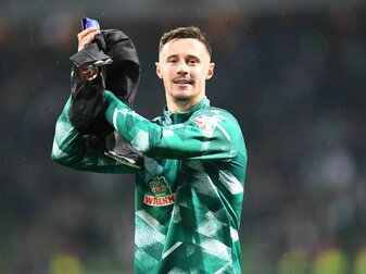 Werders Marco Friedl bedankt sich nach einem Sieg bei den Fans. Werders Marco Friedl bedankt sich nach einem Sieg bei den Fans.