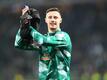 Werders Marco Friedl bedankt sich nach einem Sieg bei den Fans.