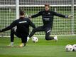 Die Torhüter Kevin Trapp (r) und Jens Grahl trainieren gemeinsam.