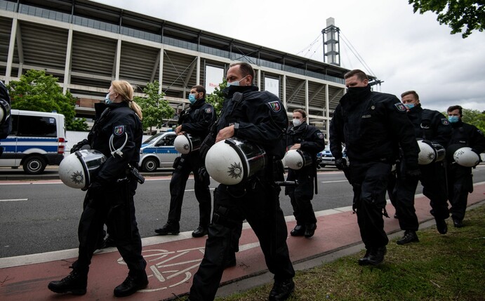 Polizisten vor dem RheinEnergieStadion in Köln.
