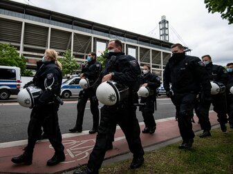 Polizisten vor dem RheinEnergieStadion in Köln. Polizisten vor dem RheinEnergieStadion in Köln.