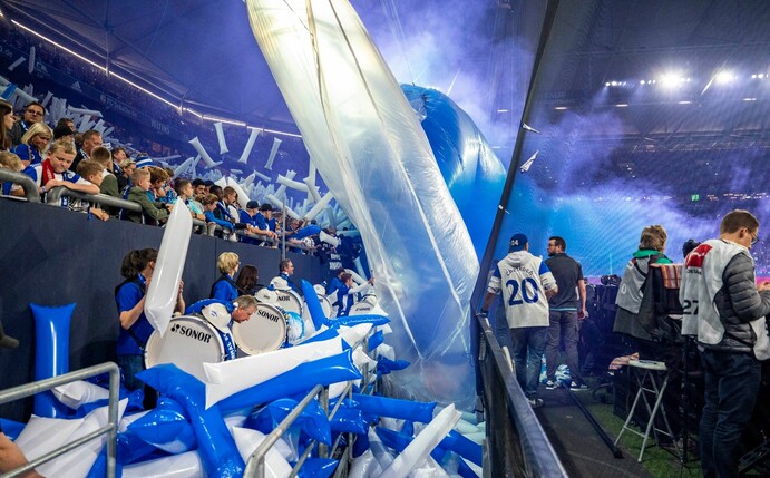 Der blaue Rauch der Pyrotechnik zieht auf das Spielfeld.