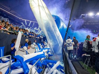 Der blaue Rauch der Pyrotechnik zieht auf das Spielfeld. Der blaue Rauch der Pyrotechnik zieht auf das Spielfeld.