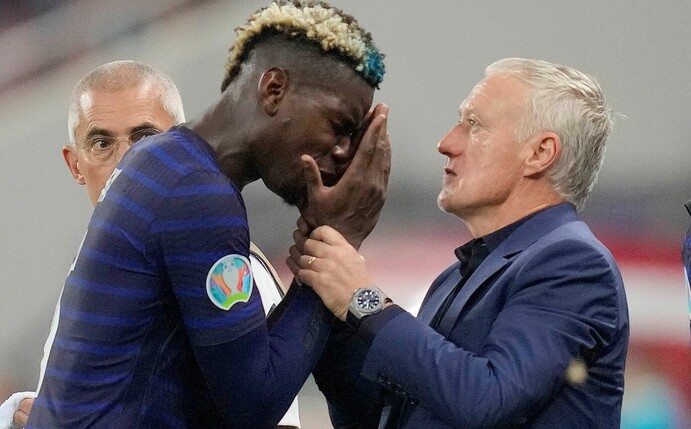 Frankreichs Paul Pogba (l) spricht mit Nationaltrainer Didier Deschamps.