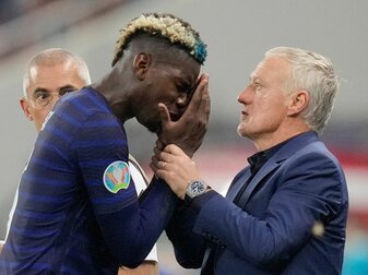 Frankreichs Paul Pogba (l) spricht mit Nationaltrainer Didier Deschamps. Frankreichs Paul Pogba (l) spricht mit Nationaltrainer Didier Deschamps.