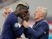 Frankreichs Paul Pogba (l) spricht mit Nationaltrainer Didier Deschamps.