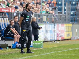 Potsdams Trainer Sebastian Middeke ruft seinem Team während einer Partie etwas zu. Potsdams Trainer Sebastian Middeke ruft seinem Team während einer Partie etwas zu.
