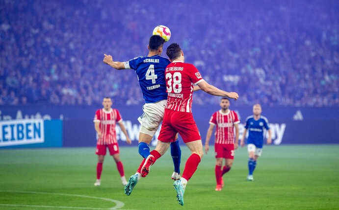 Schalkes Maya Yoshida (l) und Freiburgs Michael Gregoritsch kämpfen um den Ball.