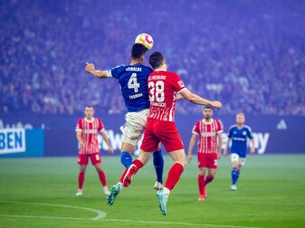Schalkes Maya Yoshida (l) und Freiburgs Michael Gregoritsch kämpfen um den Ball. Schalkes Maya Yoshida (l) und Freiburgs Michael Gregoritsch kämpfen um den Ball.