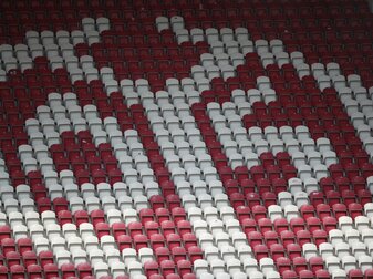 Das Logo von Mainz 05 ist auf den Rängen zu sehen. Das Logo von Mainz 05 ist auf den Rängen zu sehen.