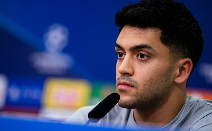 Leverkusens Nadiem Amiri spricht während einer Pressekonferenz.