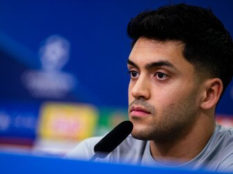 Leverkusens Nadiem Amiri spricht während einer Pressekonferenz. Leverkusens Nadiem Amiri spricht während einer Pressekonferenz.