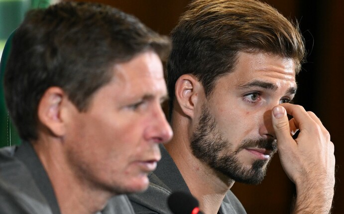 Cheftrainer Oliver Glasner (l) und Torwart Kevin Trapp nehmen an der Pressekonferenz von Eintracht Frankfurt teil.