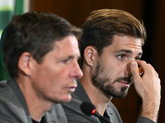 Cheftrainer Oliver Glasner (l) und Torwart Kevin Trapp nehmen an der Pressekonferenz von Eintracht Frankfurt teil. Cheftrainer Oliver Glasner (l) und Torwart Kevin Trapp nehmen an der Pressekonferenz von Eintracht Frankfurt teil.