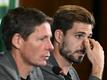 Cheftrainer Oliver Glasner (l) und Torwart Kevin Trapp nehmen an der Pressekonferenz von Eintracht Frankfurt teil.