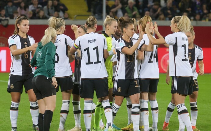 DFB-Frauen mit einer Debütantin zum Doppel-Test in den USA