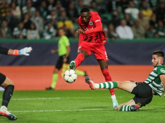 Mit großer Moral: Frankfurt stürmt ins Achtelfinale Mit großer Moral: Frankfurt stürmt ins Achtelfinale