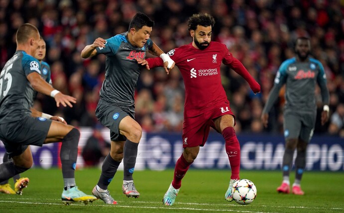 Der FC Liverpool um Mohamed Salah (r) setzte sich gegen den SSC Neapel durch.