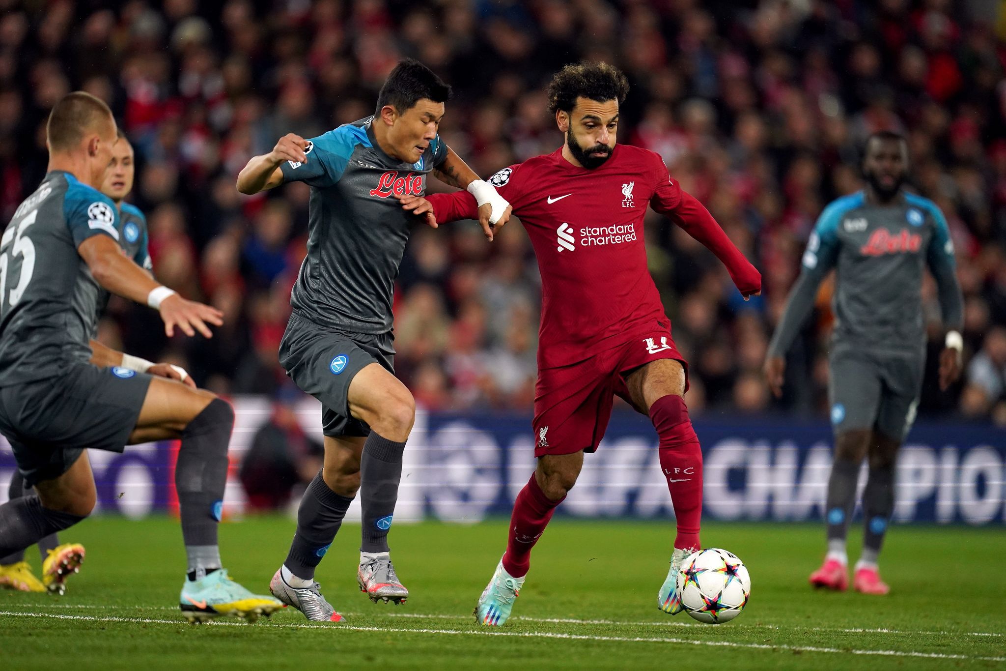 Der FC Liverpool um Mohamed Salah (r) setzte sich gegen den SSC Neapel durch.
