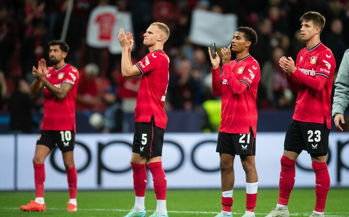 Leverkusens Kerem Demirbay (l-r), Mitchel Bakker, Amine Adli und Adam Hlozek bedanken sich nach der Partie bei den Fans.