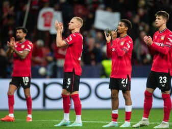 Leverkusens Kerem Demirbay (l-r), Mitchel Bakker, Amine Adli und Adam Hlozek bedanken sich nach der Partie bei den Fans. Leverkusens Kerem Demirbay (l-r), Mitchel Bakker, Amine Adli und Adam Hlozek bedanken sich nach der Partie bei den Fans.