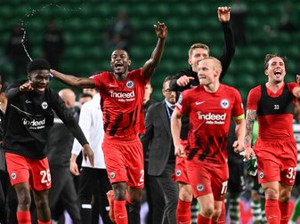 Frankfurts Eric Junior Dina Ebimbe (l-r), Evan Ndicka, Kristijan Jakic, Sebastian Rode und Luca Pellegrini jubeln nach dem 2:1-Sieg. Frankfurts Eric Junior Dina Ebimbe (l-r), Evan Ndicka, Kristijan Jakic, Sebastian Rode und Luca Pellegrini jubeln nach dem 2:1-Sieg.